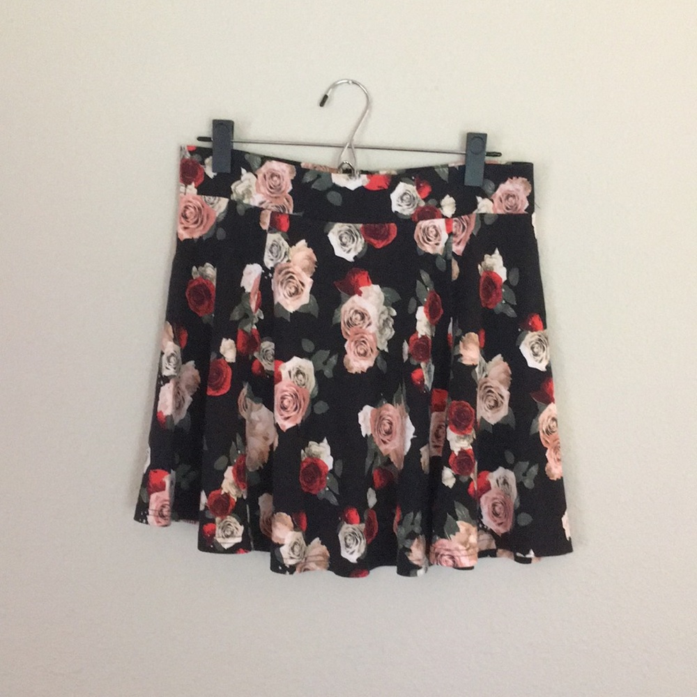 Mini skirt with roses